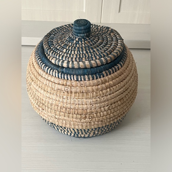AFRICAN ARTISAN HANDMADE NATURAL WOVE ROUND COIL BASKET w/LID RWANDA 6” tan/blue - Picture 2 of 6